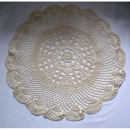 Centre de table en coton écru au crochet fait main Diamètre 46 cm état neuf .