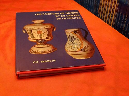 Les Faïences De Nevers Et Du Centre De La France . . Solange De Plas . . Editions . Ch . Massin . Paris .