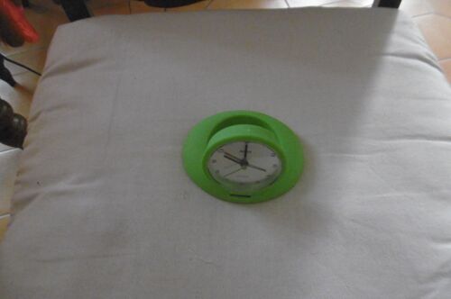 réveil de voyage vert ADDEX AZ 74