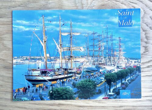 Carte Postale Animée. Voiliers Saint Malo. La Bretagne Pittoresque. Sur La Côte D'Emeraude, St Malo, Cité Des Corsaires. Vieux Gréements À Quai Devant La Grande Porte.
