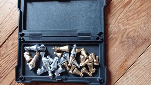 Jeu D'échecs De Voyage Magnétique Pliable Ouvert 16cms Sur 16( Fermé 16 Sur 8). Les Pièces Sont Contenues À L'intérieur Lorsque La Boîte Est Fermée