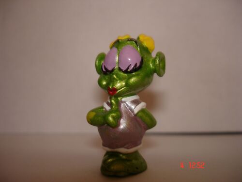 Kinder Martien Timide Jaune