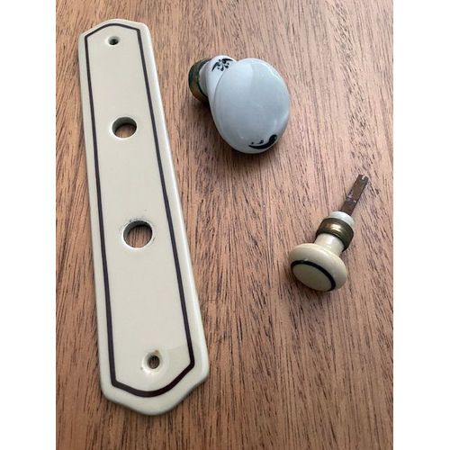 Lot poignée de porte, bouton et plaque en porcelaine vintage