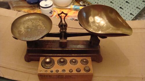 Balance De Grainetier Ancienne Et Sa Boite De Poids.