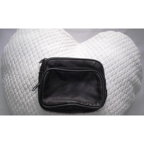 Pochette de ceinture noire en agneau mixte 2 compartiments avec fermeture éclair Dimensions Longueur 12 cm Hauteur 10 cm épaisseur 4,8 cm .