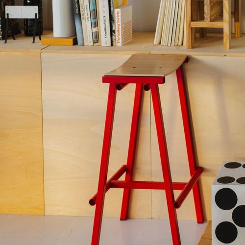 Tabouret De Bar En Bois De Chêne Et Acier Rouge Signal 65cm Tabourete 8 - Hay