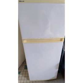 Petit frigo avec compartiment congélateur. Quelques traces d'usure sur la porte.fonctionne très bien. Retrait sur place à Mont de Marsan