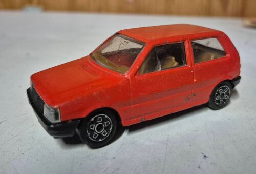 Voiture miniature bburago 4119  fiat uno rouge 1/43
