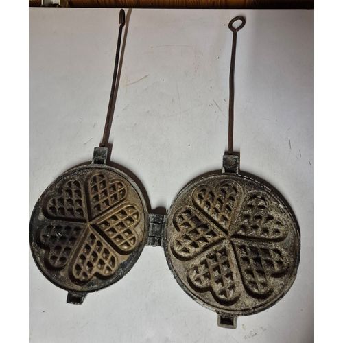 Gaufrier à main ancien en fonte moule coeur
