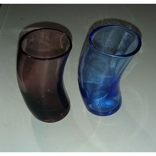 Shooters Penchés (Coudés) Bullés Colorés Vintage - 2 Petits Verres À Digestif Années 60/70 - 7.5x04cm Environ - Bleu Et Lie De Vin