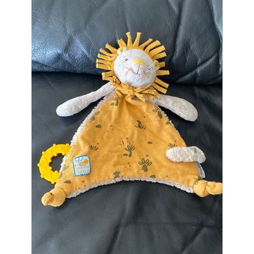 doudou plat lion beige jaune moutarde Sous mon Baobab MOULIN ROTY 24cm