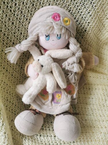 Poupée Chiffon Nattes Laine Robe Velours Beige Brodée Fleurs Lapin Dans Les Bras Setita