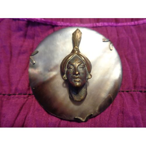 Broche Ancienne Circulaire En Nacre Avec Au Centre Un Personnage Indien Avec Turban, 1ère Moitié Du 20e Siècle, Diamètre 6 Cms