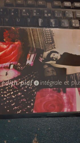 Edith Piaf Un Coin Tout Bleu Le Vagabond C'était Une Histoire D'amour J'ai Qu'à L'regarder Tu Es Partout Le Disque Use Le Brun Et Le Blond Histoires De Coeur Un Monsieur Me Suit Dans Ma Rue Il Riait