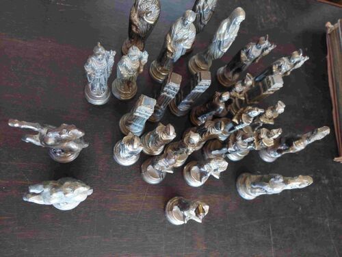 Lot De 29 Pièces Géantes En Métal De Jeu D'Échec. Manque 3 Pions, Sinon Complet Pour Les Autres Figures. Très Lourd, Certaines Pièces Font Plus De 300 Grammes Pièce.