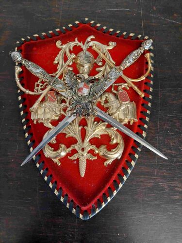 Ecusson Héraldique Avec Deux Épées Entrecroisées. Armure Stylisée, Blason