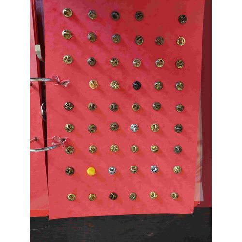 Album De Pin'S (Pins) Avec 92 Pin'S. Capacité Énorme (Feuilles Pré-Préparées Avec Plus De 500 Emplacements)