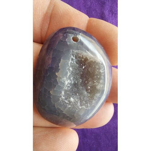 Géode Agate Teintée Violet. Pendentif Avec Magnifique Cristal Et Veines De Dragon. Dos Plat. Longueur 4.2 Cm Largeur 3.4 Cm Lot 511