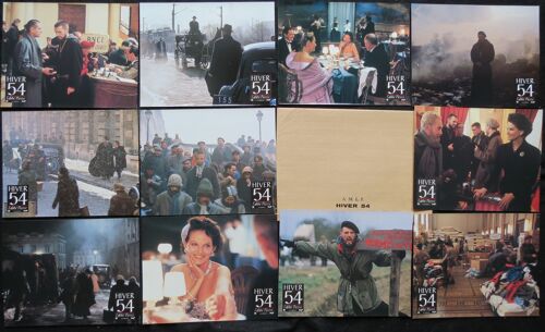 Hiver 54 L'abbé Pierre - Jeu De 11 Photos D'exploitation De Cinéma - Chaque Petite Affiche De 21x27cm - De Denis Amar Avec Lambert Wilson, Claudia Cardinale, Robert Hirsch - Film 1989