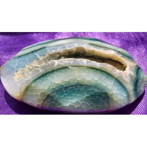 Géode Agate Teintée Bleu. Pendentif À Facettes Sur Toute La Pierre. Magnifique Cristal. Une Des Plus Belles De Ma Collection. Veines De Dragon. 6.8 Cm Longueur 4.5 Cm Lot 526