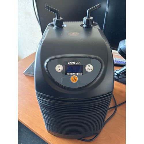 Refroidisseur D’Eau D’Aquarium Aquavie Ice 400 Jusqu’À 400 Litres. Température Selectionnable . Tedté Et Nettoyé. Fonctionne Parfaitement .