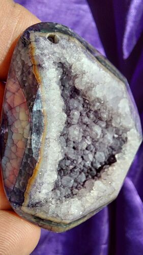 Géode Agate Teintée Violet. Pendentif Au Cristal Magnifique. Une Des Plus Belles De Ma Collection ! Longueur 6.5 Cm. Facettes Au Dessus Et Dos Plat. Veines De Dragon. Lot 545