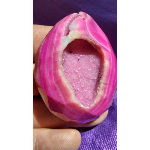Géode Agate Teintée Rose. Pendentif Avec Magnifique Cristal, Longueur 6 Cm. Facettes Sur Toute La Pierre, Une Des Plus Belles De Ma Collection. Veines De Dragon. Lot 550