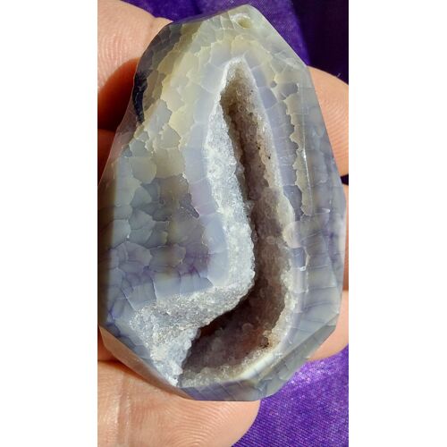 Géode Agate Teintée Violet. Pendentif Avec Magnifique Cristal Et Facettes Au Dessus, Dos Plat. Veines De Dragon. Longueur 5.9 Cm. Une Des Plus Belles De Ma Collection. Lot 551