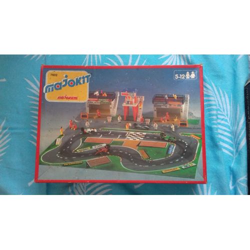 Majokit 7602 : Circuit de Formule 1 avec 16 personnages et 4 voitures de F1 Majorette pour collectionneur averti