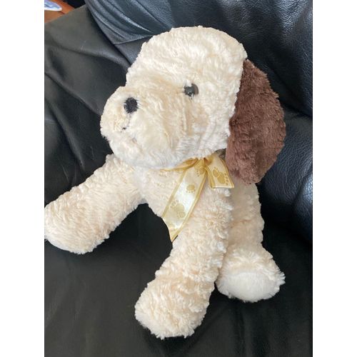 Grande peluche doudou chien marron  et blanc, noeud pattes doré assis 35cm