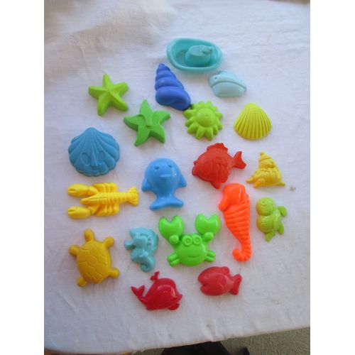 19 Jouets De Plage Dont 18 Moules À Sable Ou Plâtre