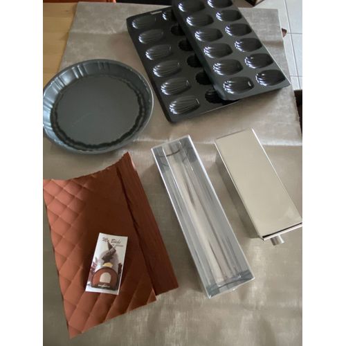 Lot De 5 Moules À Gâteaux : 2 Plaques À Madeleines, 1 Moule Tupperware, 1 Moule À Bûche Avec Insert Et 2 Tapis En Silicone, 1 Moule À Cake Avec Tube Insert
