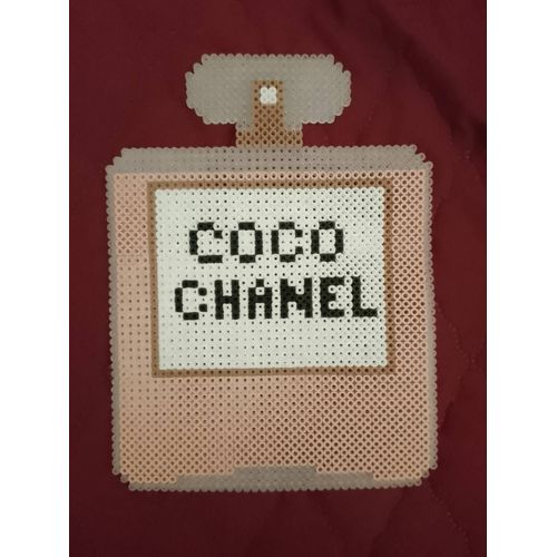 Décoration murale en plastique coco chanel.