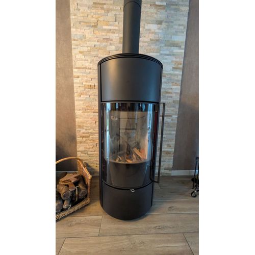 Poêle à bois marque "Spartherm". Fonctionne et chauffe très bien, jusqu'à 180 M2. Peu servi. Pierre ollaire dans le foyer. Possibilité accumulateur. Tiroir récupérateur cendre. Ramoner tous les ans.