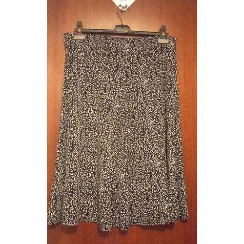 Jupe Mi-Longue Imprimée Motifs Géométriques Blancs Sur Fond Noir Canda C&A, Taille 46, Taille Élastique , 95% Polyester, 5% Élasthanne, Longueur 70 Cm,Tour De Taille 88 Cm.