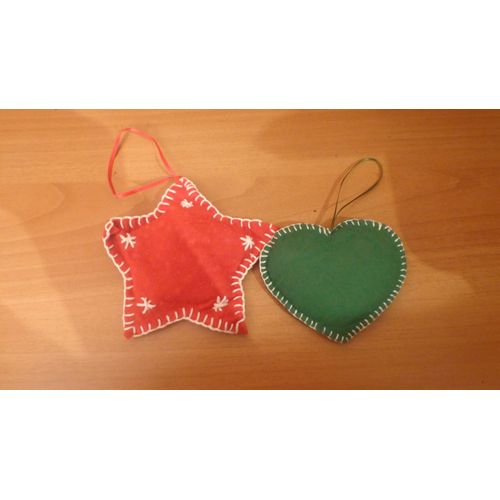 DECORATION DE NOEL - 1 ETOILE ROUGE ET 1 COEUR VERT A SUSPENDRE