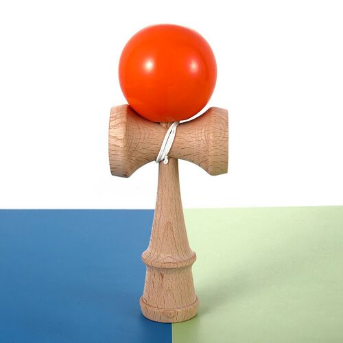 Modèle Kendama ¿ Le jeu d'adresse traditionnel japonais de lancer et d'attraper