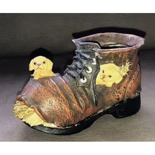 Pot À Crayons En Résine - Chiens Dans Une Vieille Chaussure