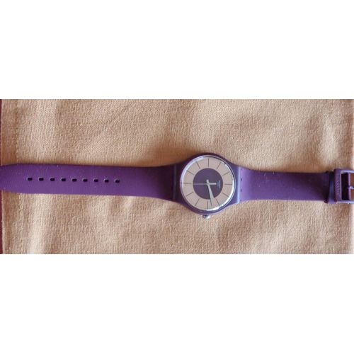 Montre Femme Marque Swatch Bracelet Silicone De 2 Clcouleur Bordeaux , Écran De 4 Cm Centre Bordeaux, Entourage Doré. Parfait État, En État De Marche.
