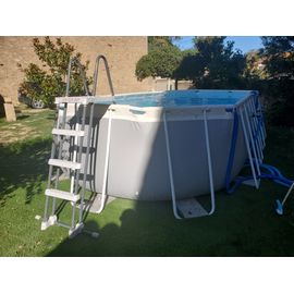 Piscine INTEX ovale 6,10m x 3,05 x 1,22 complète.