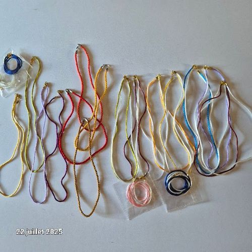 Lot De 19 Colliers Imitation Corde, Ou Double, En Satin Avec Fermoir