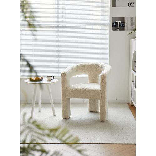 Fauteuil scandinave en bouclettes blanches