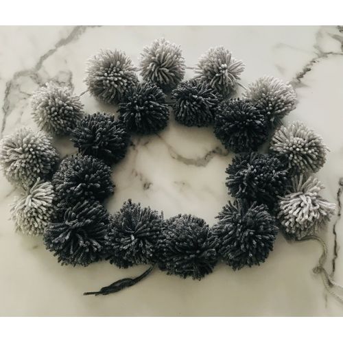 Lot 2 guirlandes pompons laine