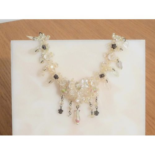 Collier Avec Perles En Plastique Blanc Et Sa Chaine Double En Métal