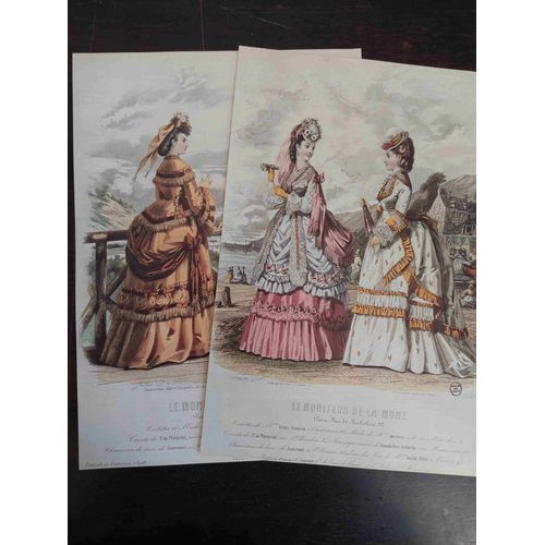 Lot De 2 Posters, Estampes : Le Moniteur De La Mode Paris Rue De Richelieu, Femmes En Longues Robes