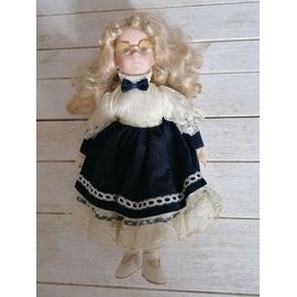 Poupée en porcelaine à lunettes