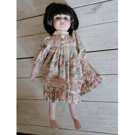 Poupée en porcelaine brune aux cheveux courts