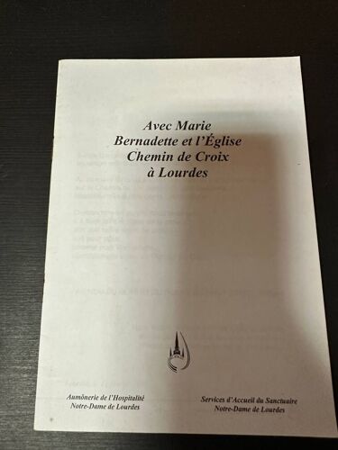 Avec Marie Bernadette Et L'église Chemin De Croix À Lourdes