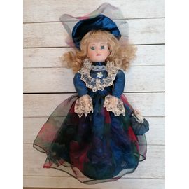 Poupée en porcelaine avec belle robe bleue et musique