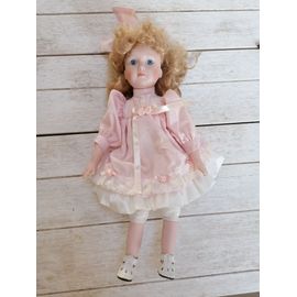 Poupée en porcelaine avec robe rose clair